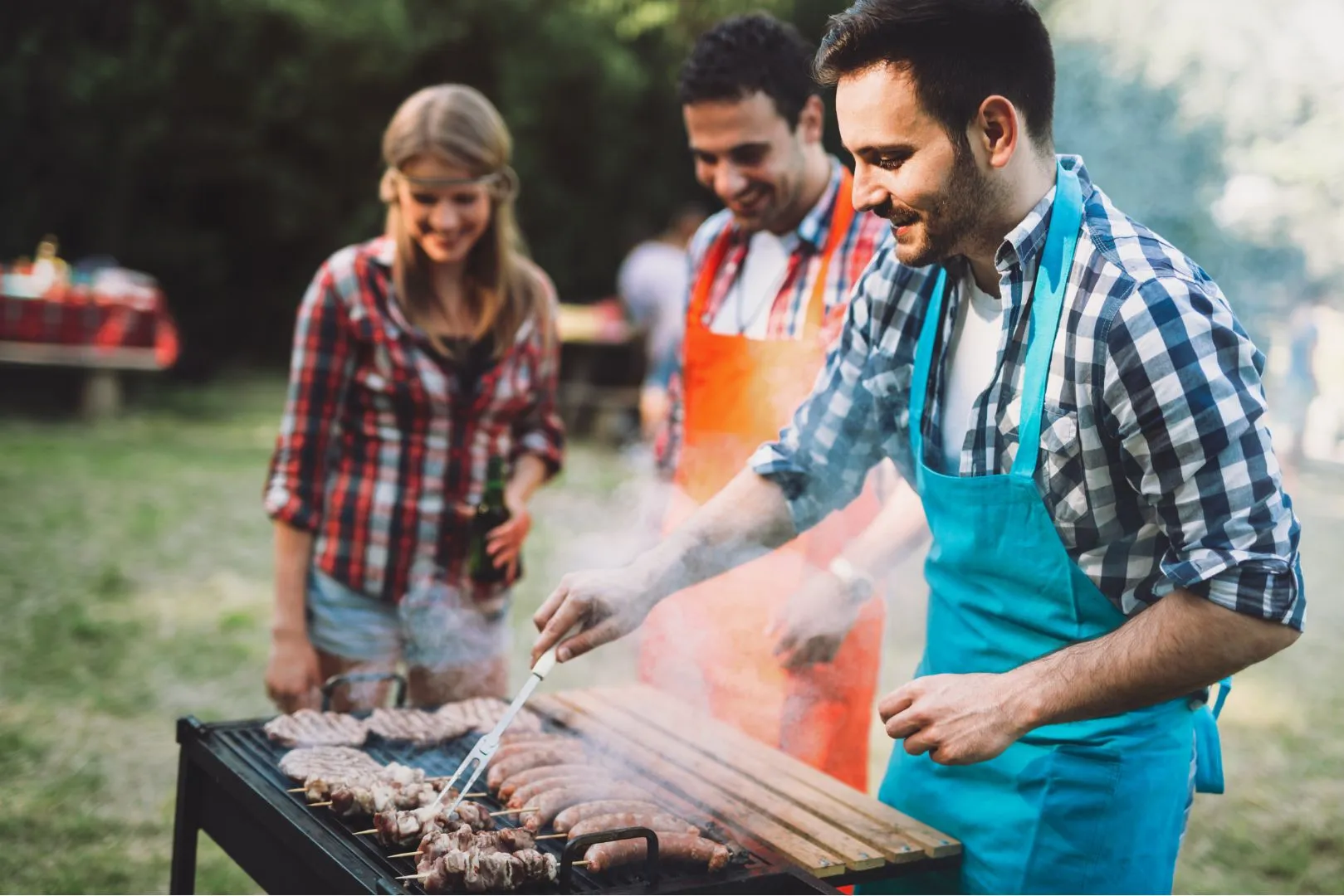 Collègues discutant autour d'un BBQ'