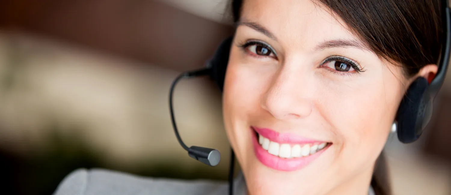 Personne travaillant au service à la clientèle en souriant